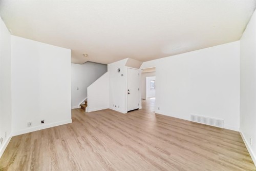 4327 38 Street Ne, Calgary, AB - Indoor Photo Showing Other Room