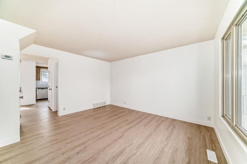 4327 38 Street Ne, Calgary, AB - Indoor Photo Showing Other Room