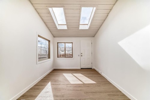 4327 38 Street Ne, Calgary, AB - Indoor Photo Showing Other Room