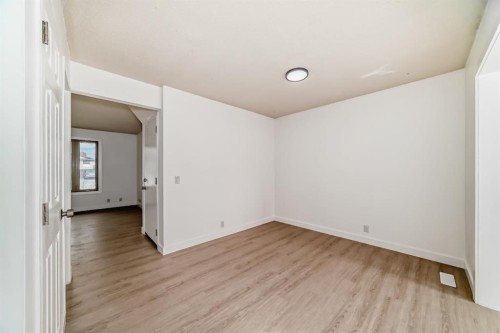 4327 38 Street Ne, Calgary, AB - Indoor Photo Showing Other Room