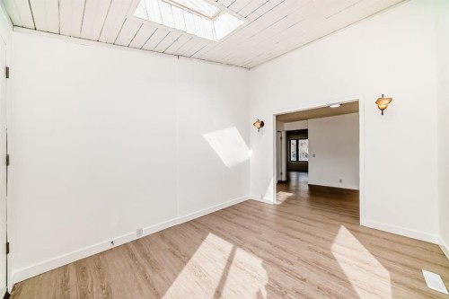 4327 38 Street Ne, Calgary, AB - Indoor Photo Showing Other Room