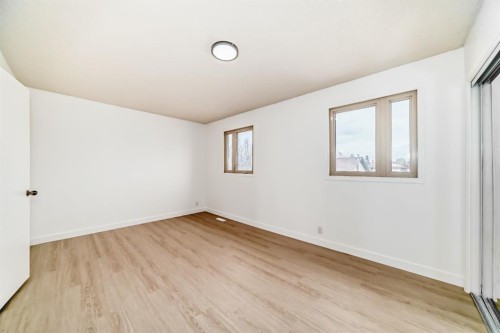 4327 38 Street Ne, Calgary, AB - Indoor Photo Showing Other Room