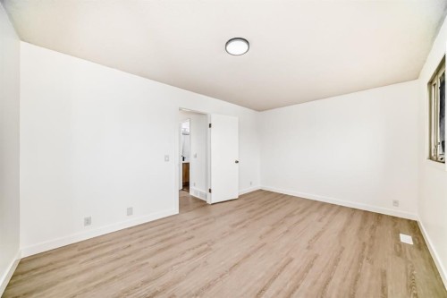 4327 38 Street Ne, Calgary, AB - Indoor Photo Showing Other Room
