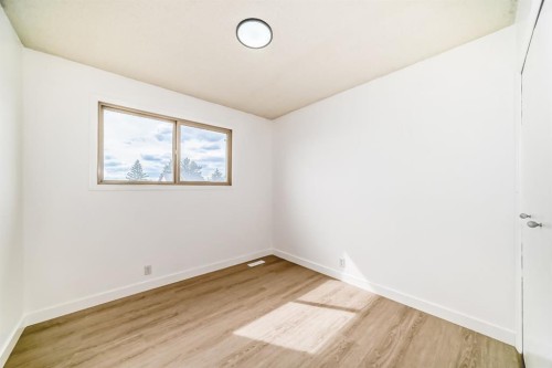 4327 38 Street Ne, Calgary, AB - Indoor Photo Showing Other Room