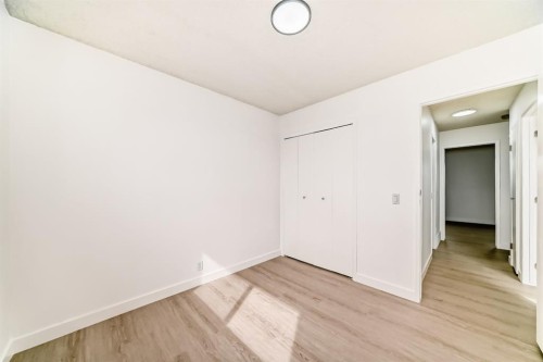 4327 38 Street Ne, Calgary, AB - Indoor Photo Showing Other Room