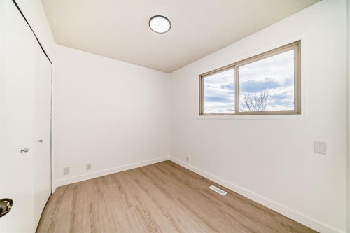 4327 38 Street Ne, Calgary, AB - Indoor Photo Showing Other Room