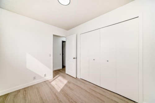 4327 38 Street Ne, Calgary, AB - Indoor Photo Showing Other Room