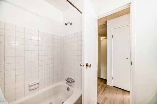 4327 38 Street Ne, Calgary, AB - Indoor Photo Showing Bathroom