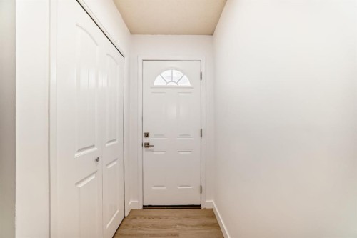 4327 38 Street Ne, Calgary, AB - Indoor Photo Showing Other Room