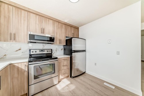 4327 38 Street Ne, Calgary, AB - Indoor Photo Showing Kitchen