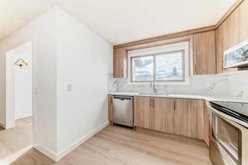 4327 38 Street Ne, Calgary, AB - Indoor Photo Showing Kitchen