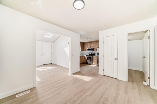 4327 38 Street Ne, Calgary, AB - Indoor
