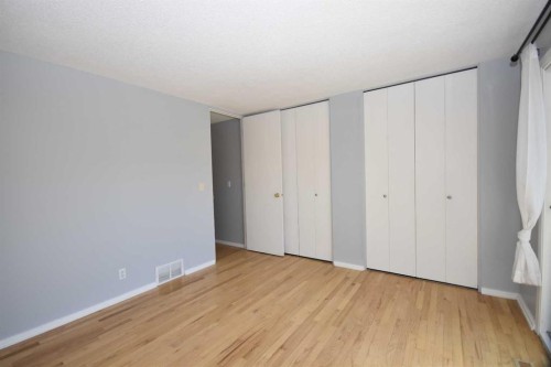 2604 106 Avenue Sw, Calgary, AB - Indoor Photo Showing Other Room