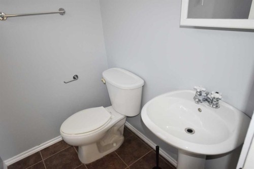 2604 106 Avenue Sw, Calgary, AB - Indoor Photo Showing Bathroom