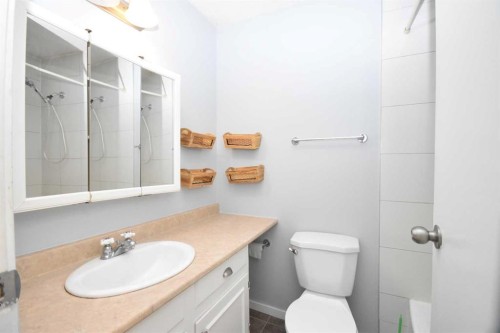 2604 106 Avenue Sw, Calgary, AB - Indoor Photo Showing Bathroom