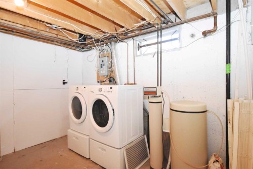 2604 106 Avenue Sw, Calgary, AB - Indoor Photo Showing Laundry Room