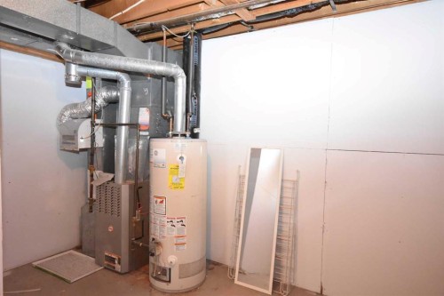 2604 106 Avenue Sw, Calgary, AB - Indoor Photo Showing Basement