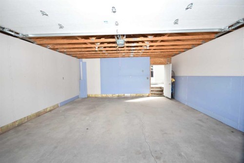 2604 106 Avenue Sw, Calgary, AB - Indoor Photo Showing Garage