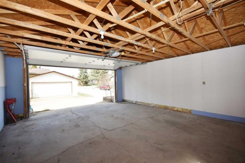 2604 106 Avenue Sw, Calgary, AB - Indoor Photo Showing Garage