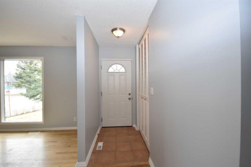 2604 106 Avenue Sw, Calgary, AB - Indoor Photo Showing Other Room