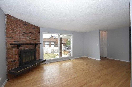 2604 106 Avenue Sw, Calgary, AB - Indoor With Fireplace