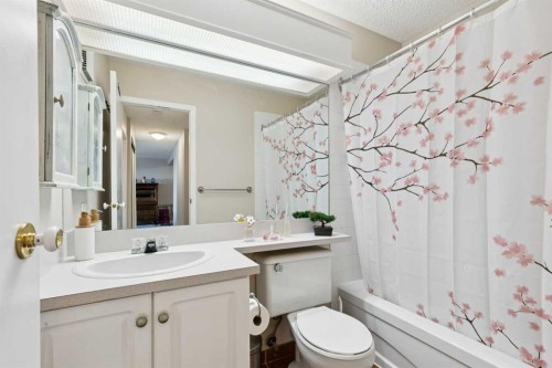 4308-385 Patterson Hill Sw, Calgary, AB - Indoor Photo Showing Bathroom