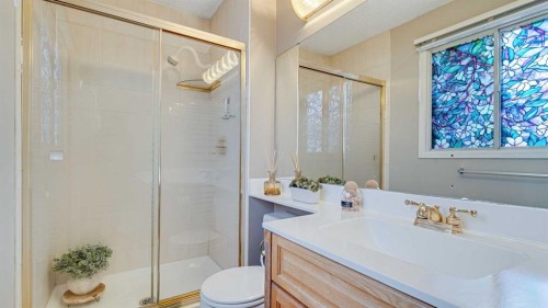 504 Suntree Place, Okotoks, AB - Indoor Photo Showing Bathroom