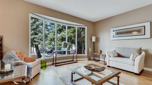 504 Suntree Place, Okotoks, AB - Indoor Photo Showing Living Room