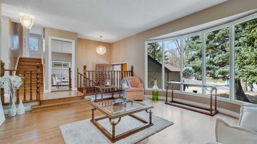 504 Suntree Place, Okotoks, AB - Indoor Photo Showing Living Room