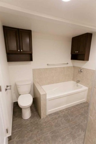 100-808 4 Avenue Nw, Calgary, AB - Indoor Photo Showing Bathroom