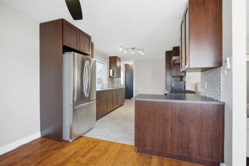 1523 110 Avenue Sw, Calgary, AB - Indoor Photo Showing Kitchen