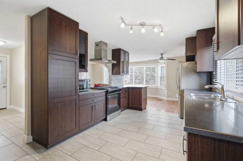 1523 110 Avenue Sw, Calgary, AB - Indoor Photo Showing Kitchen With Double Sink