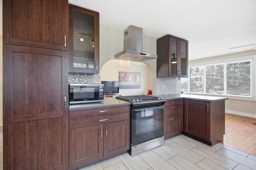 1523 110 Avenue Sw, Calgary, AB - Indoor Photo Showing Kitchen