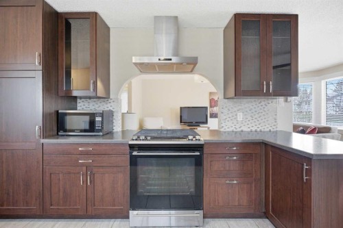 1523 110 Avenue Sw, Calgary, AB - Indoor Photo Showing Kitchen