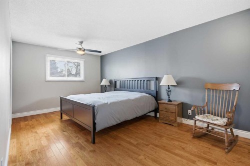 1523 110 Avenue Sw, Calgary, AB - Indoor Photo Showing Bedroom