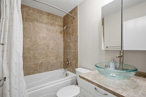 1523 110 Avenue Sw, Calgary, AB - Indoor Photo Showing Bathroom