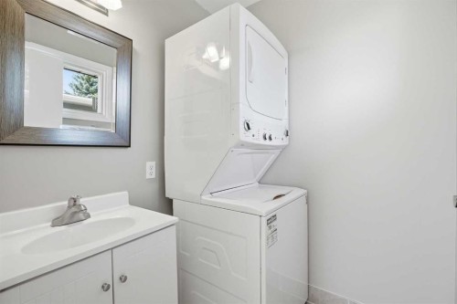 1523 110 Avenue Sw, Calgary, AB - Indoor Photo Showing Laundry Room