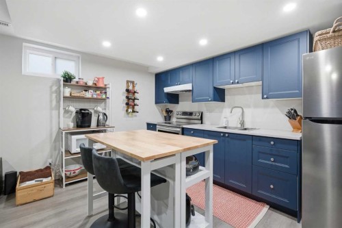 1523 110 Avenue Sw, Calgary, AB - Indoor Photo Showing Kitchen