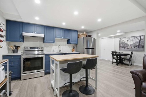 1523 110 Avenue Sw, Calgary, AB - Indoor Photo Showing Kitchen