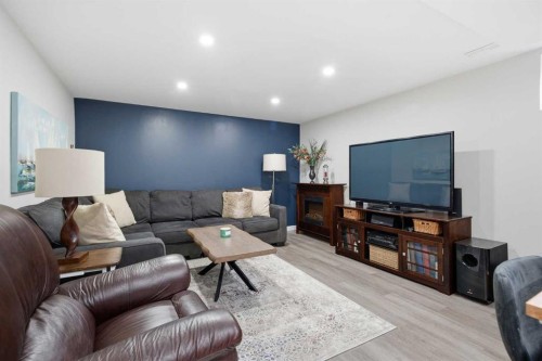 1523 110 Avenue Sw, Calgary, AB - Indoor Photo Showing Living Room