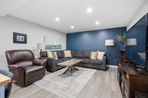 1523 110 Avenue Sw, Calgary, AB - Indoor Photo Showing Living Room