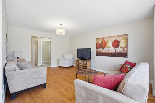 1523 110 Avenue Sw, Calgary, AB - Indoor Photo Showing Living Room