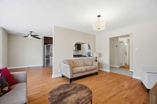 1523 110 Avenue Sw, Calgary, AB - Indoor Photo Showing Living Room