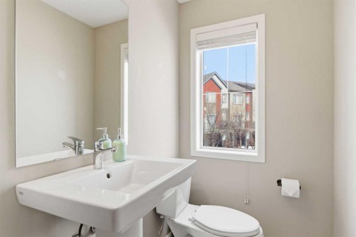 150 Copperpond Villas Se, Calgary, AB - Indoor Photo Showing Bathroom