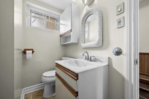 3816 Brighton Drive Nw, Calgary, AB - Indoor Photo Showing Bathroom