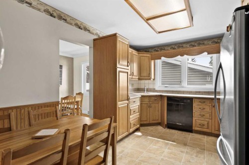 3816 Brighton Drive Nw, Calgary, AB - Indoor Photo Showing Kitchen