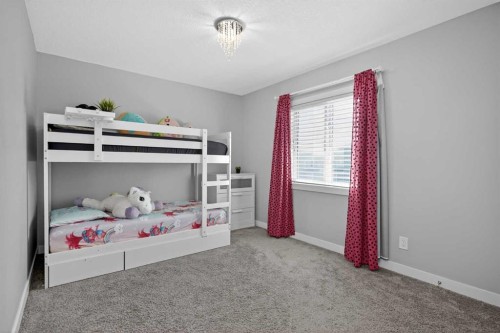 37 Evansfield Manor Nw, Calgary, AB - Indoor Photo Showing Bedroom