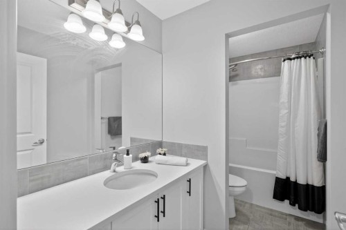 37 Evansfield Manor Nw, Calgary, AB - Indoor Photo Showing Bathroom
