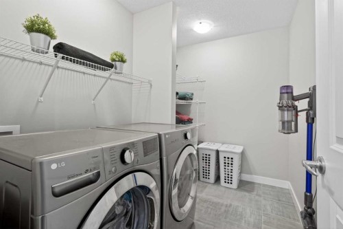 37 Evansfield Manor Nw, Calgary, AB - Indoor Photo Showing Laundry Room