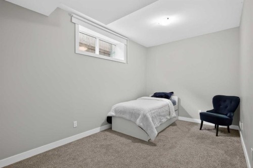 37 Evansfield Manor Nw, Calgary, AB - Indoor Photo Showing Bedroom